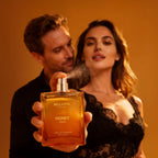BELLAVITA Honey Oud — Eau de parfum mixte 100 ml — mise en scène du parfum